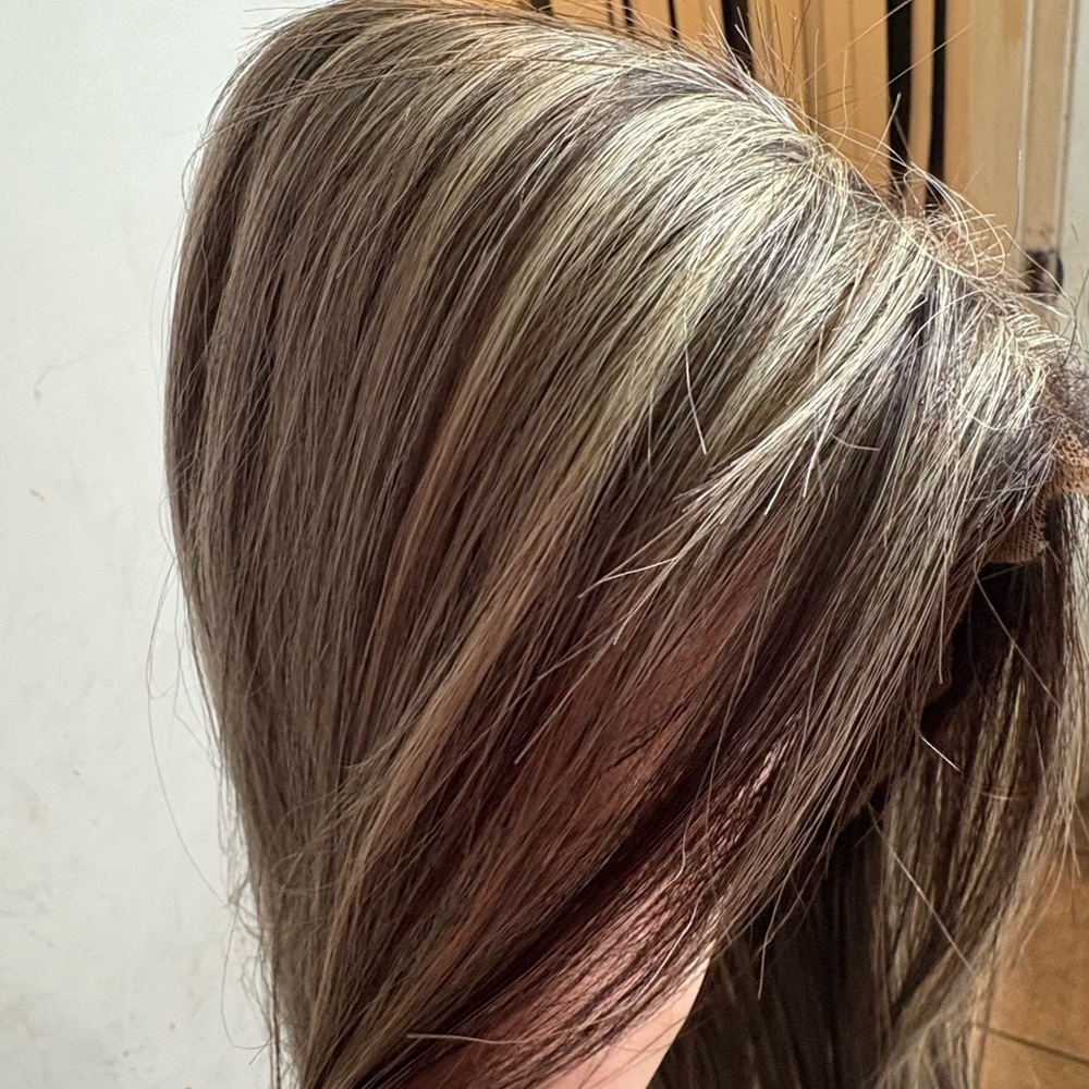 Highlighted synthetic wig 30 inches - Picture 6 of 6
